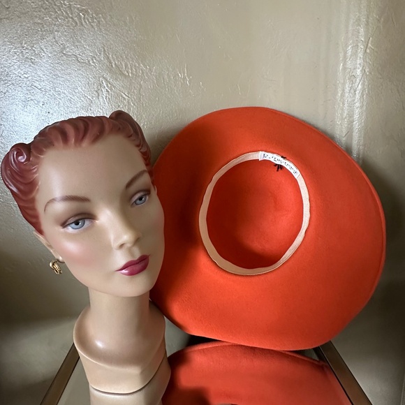 UNIQUE DESIGNER VINTAGE ORANGE FELT WIDE BRIM HAT + MULTICOLORED FEATHERS main image 9
